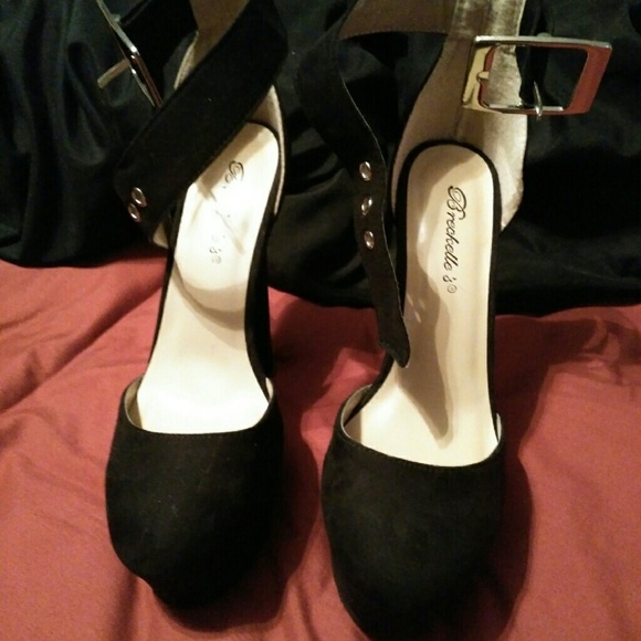 Breckelle's black chunky platforms
