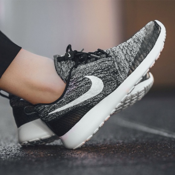 Nike Shoes - Nike Roshe Flyknit Sneakers