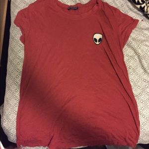 CLOSET CLOSING Alien tee
