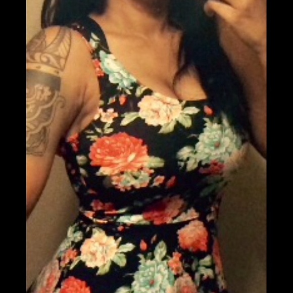 Beautiful fit  dress vibrant colors. Firm30% off 2 - Picture 4 of 4