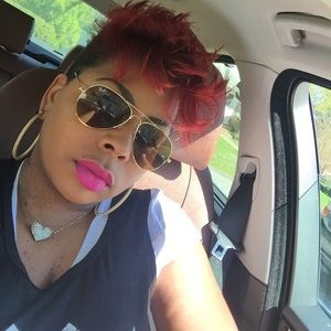 Meet your Posher, Chanel