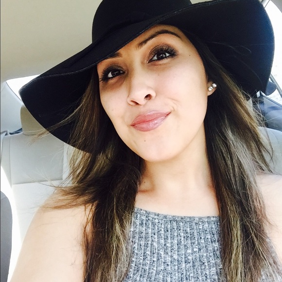 Meet your Posher, Estefania - Picture 1 of 1