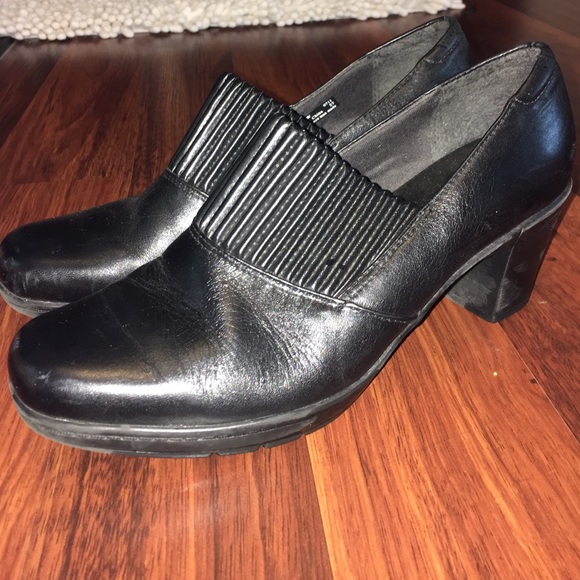 Clarks bendable a boots.  8.5W