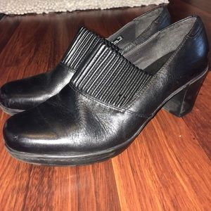 Clarks bendable a boots.  8.5W