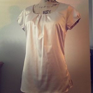 Gorgeous White House Black Market top!