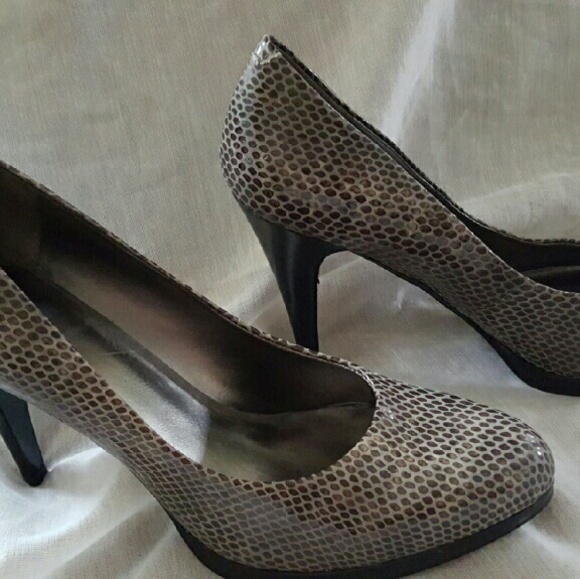 Nine West snake skin heels pumps  shoe size 9 1/2