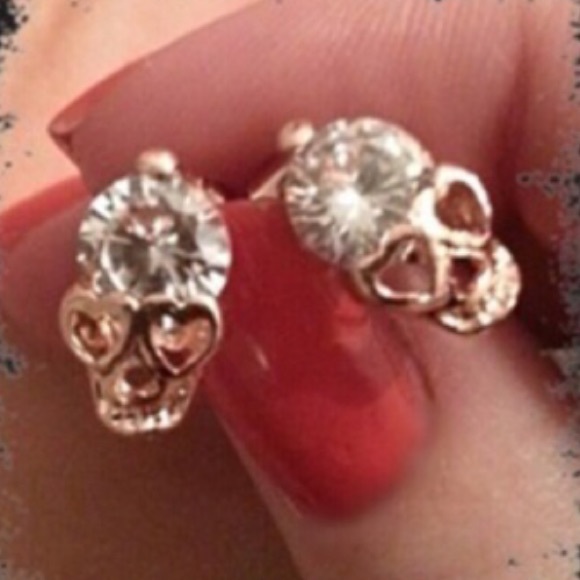 (R2) Skull Studs - Picture 2 of 4