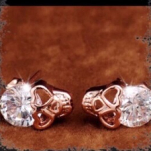 (R2) Skull Studs - Picture 3 of 4