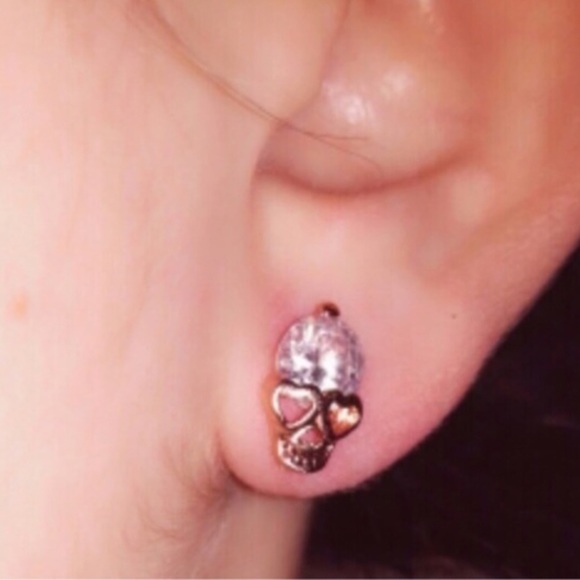 (R2) Skull Studs - Picture 4 of 4