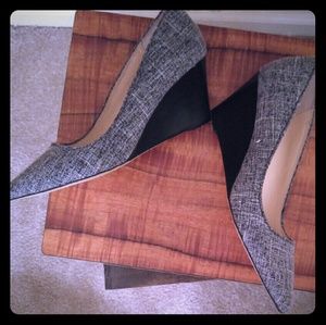 Work wear: sleek wedges with black wood heel