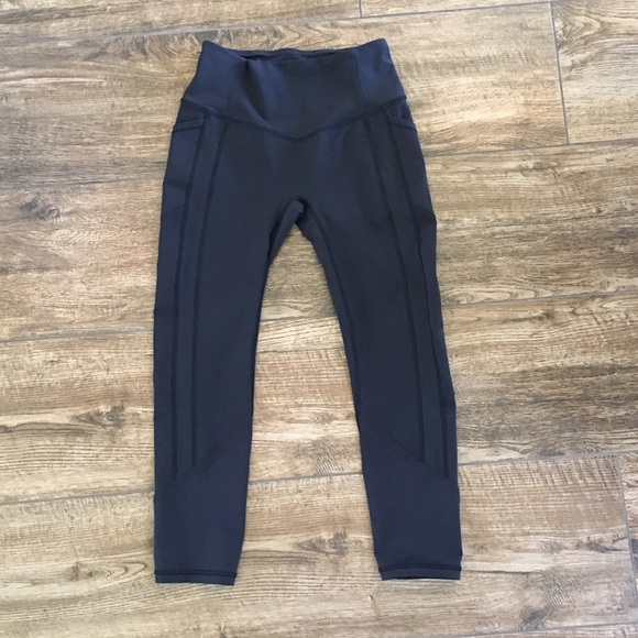 Black lululemon cropped leggings