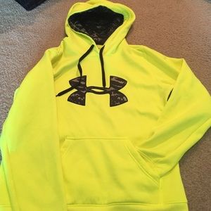 Under Armour Semi Fitted Hoodie -Medium