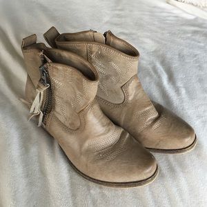 Beige/tan ankle boots