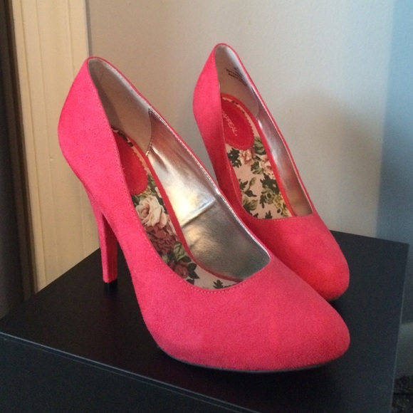 Pink suede pumps - Picture 1 of 4