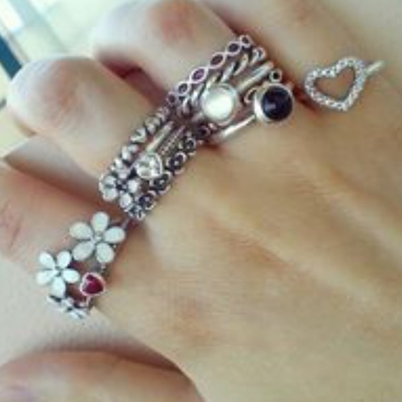 LOOKING TO TRADE FOR PANDORA RINGS - Picture 1 of 1