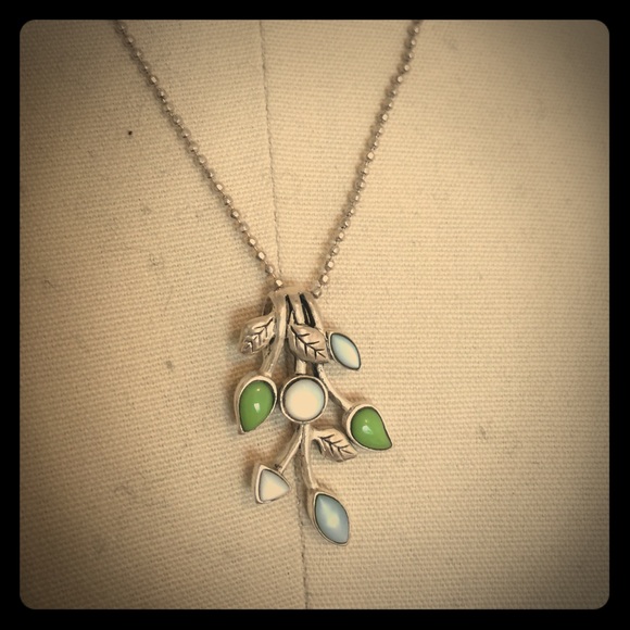 Leaf pendant and chain