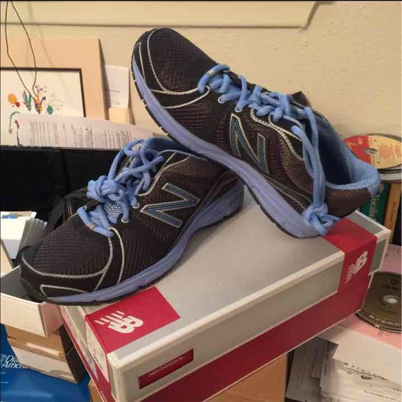 New balance tennis shoes.