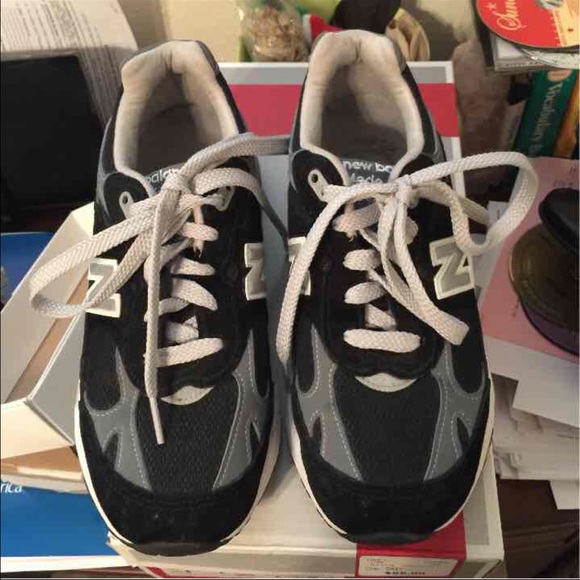 New balance tennis shoes.
