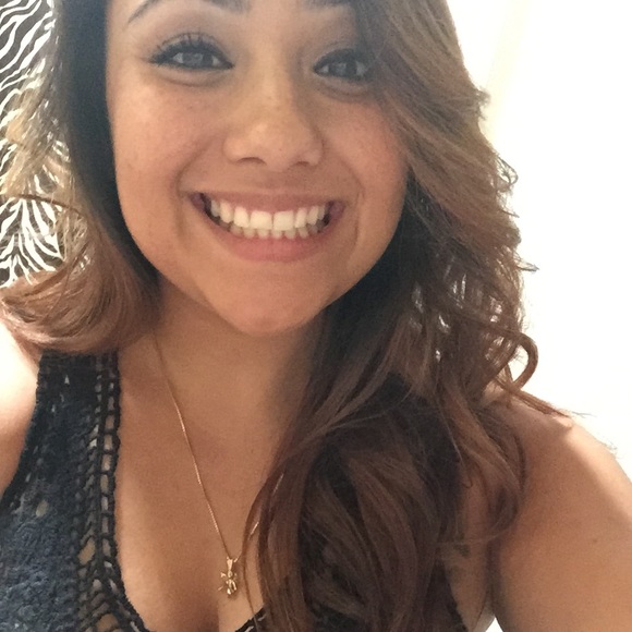 Meet your Posher, Selena - Picture 2 of 3