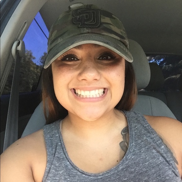 Meet your Posher, Selena - Picture 3 of 3