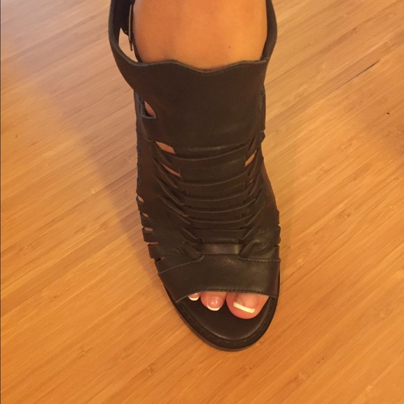 Never worn! Intentionally blank heels - Picture 2 of 3