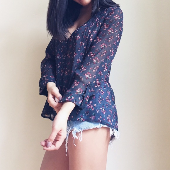 Floral Chiffon V-Neck Blouse - Picture 3 of 4