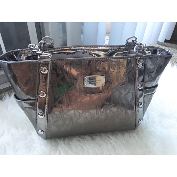 ✨MICHAEL KORS Delancy Metallic Shoulder Tote!