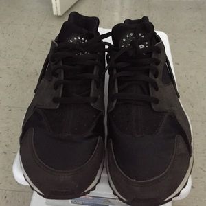 Women's Blk and White Huaraches Size 8.5