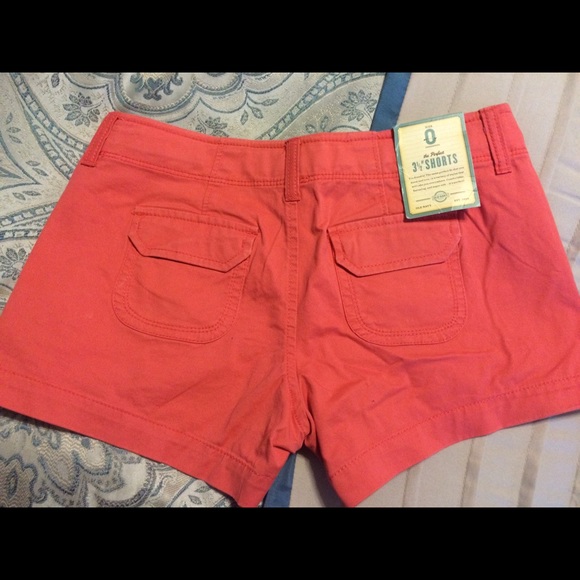 Old navy shorts! Size 0 with a 3.5 seam! - Picture 2 of 3