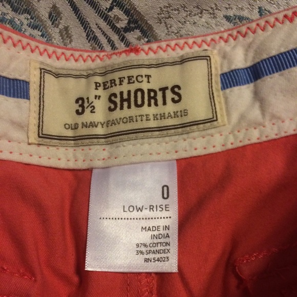 Old navy shorts! Size 0 with a 3.5 seam! - Picture 3 of 3