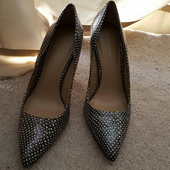 Size 8M Saks Fifth Avenue Pumps
