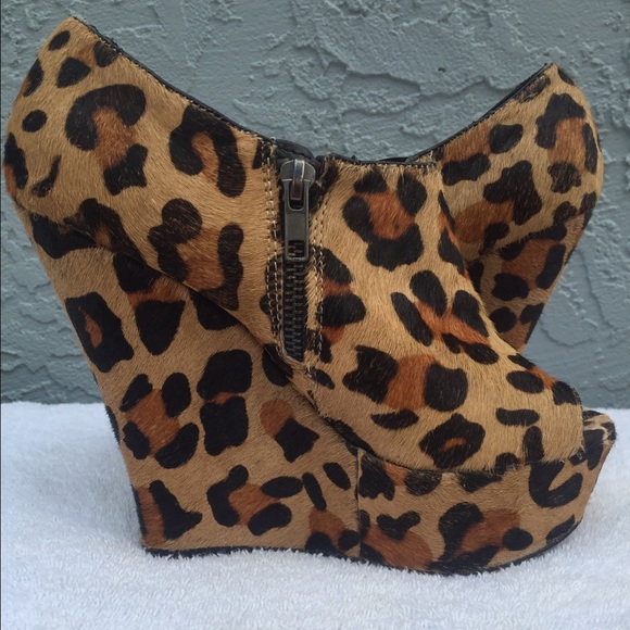 Steve Madden Wicked sz 6.5 leopard wedge booties