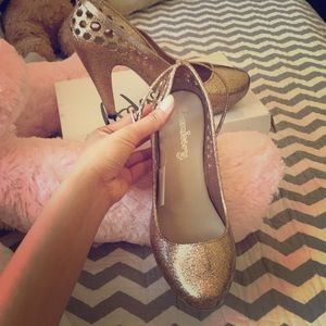 Snow White golden sparking heels, brand new