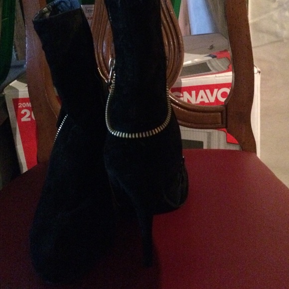 Zipper detail soft velouresque black platform boot
