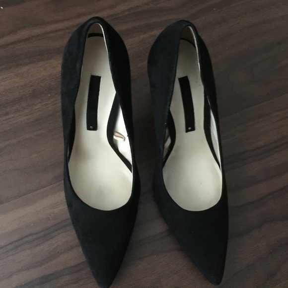 Suede pumps w gold line heel!