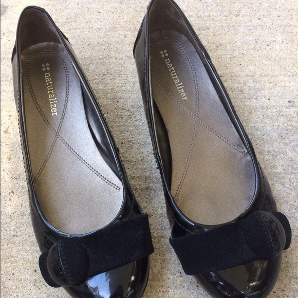 Naturalizer shoes with sueda and button detail.