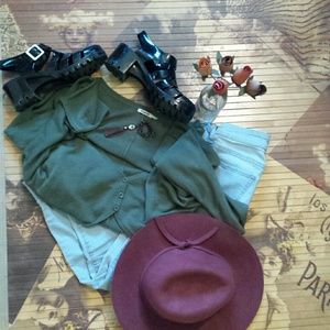 Italian shoes, sweater, necklace