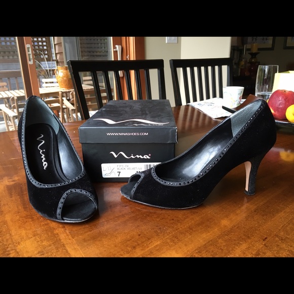 Nina black evening pumps