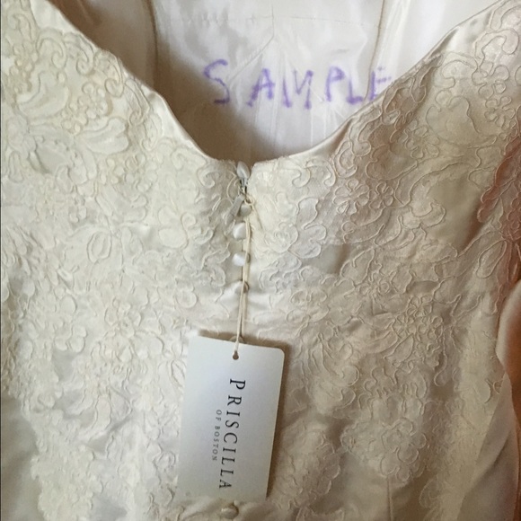 Wedding dress, never worn!!! - Picture 2 of 4