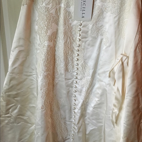 Wedding dress, never worn!!! - Picture 3 of 4