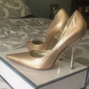 Guess size 11 gold pumps