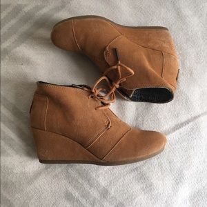 7.5 Women's Toms Chestnut wedge lace up booties