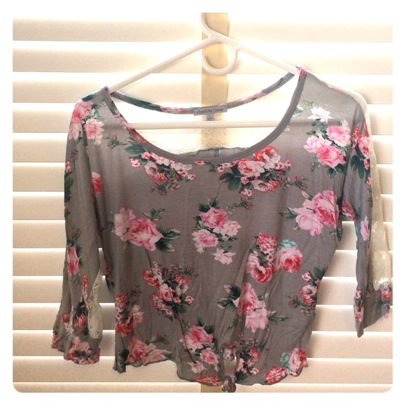 3/4 sleeve flower and lace crop top