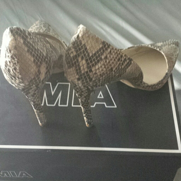 Pointed toe pumps - Picture 2 of 2