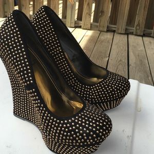Gold Studded Black Wedges 🔶🔶