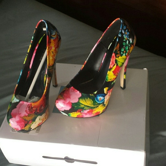 High heel shoe - Picture 1 of 3