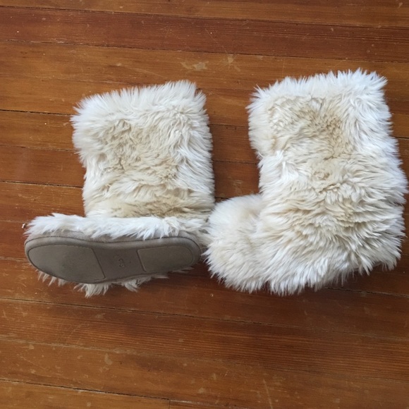 Cute fuzzy Gap slipper booties! Size 9-10