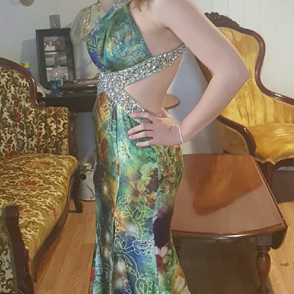Selling this prom dress!! - Picture 2 of 4