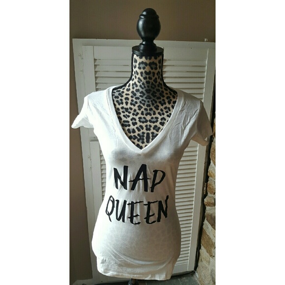 🎉HP🎉 "Nap Queen" graphic vneck top - Picture 2 of 2