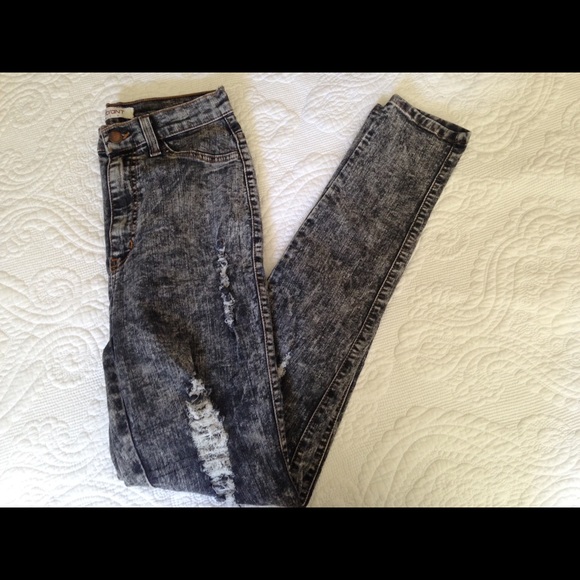High waisted acid wash distressed jeans!!